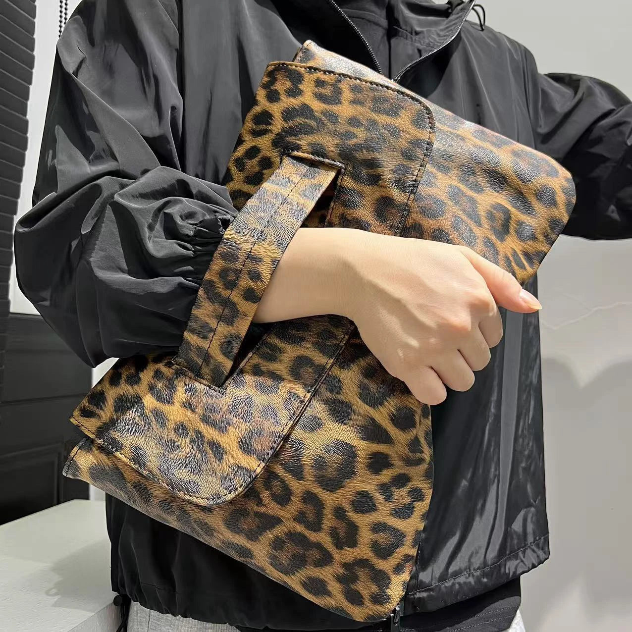 2025 new women's leopard print handbag, large capacity handbag, evening bag, envelope bag, full print creative shoulder bag