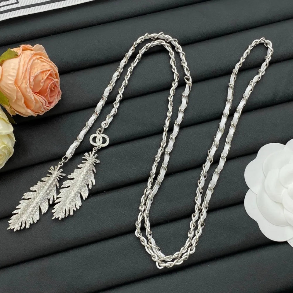 2025 New Feather White Necklace Women's High-end Light Luxury Fashion Necklace