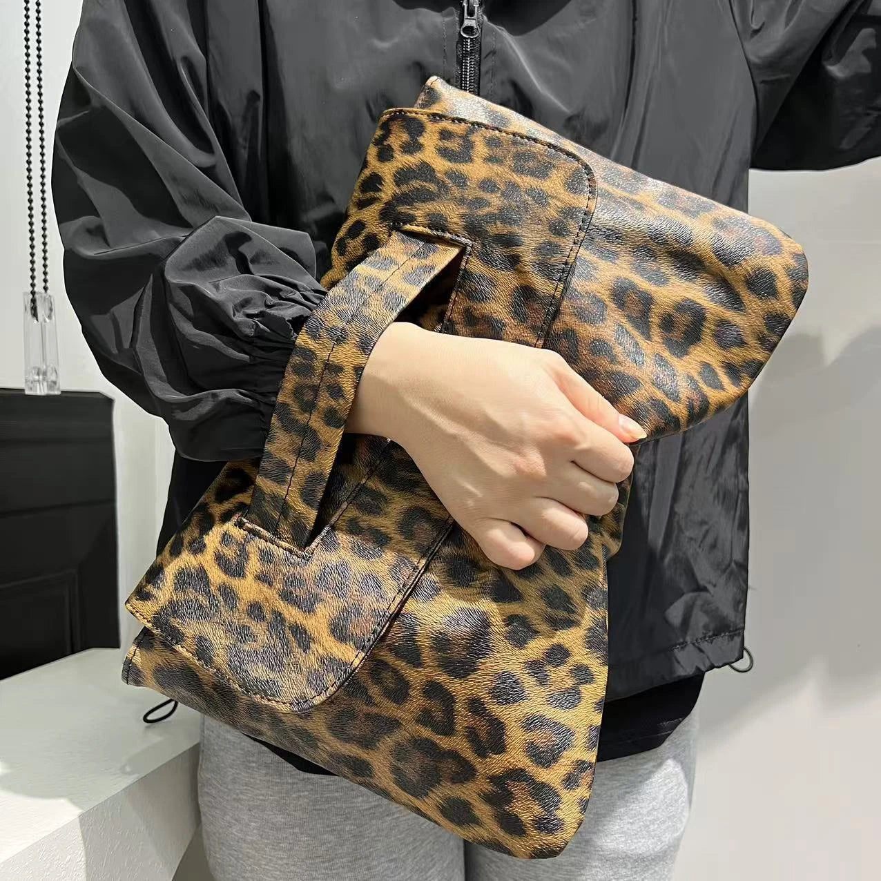 2025 new women's leopard print handbag, large capacity handbag, evening bag, envelope bag, full print creative shoulder bag