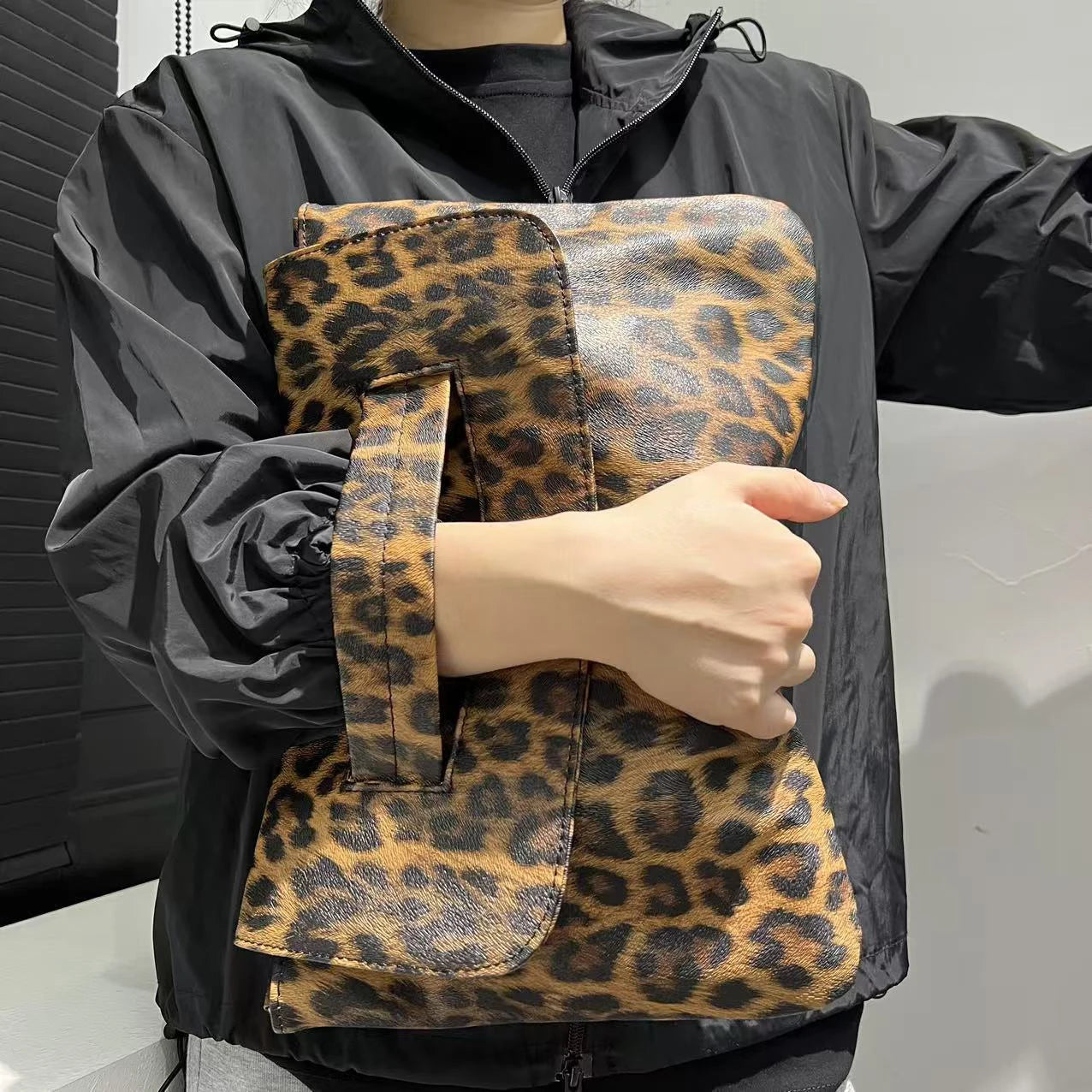 2025 new women's leopard print handbag, large capacity handbag, evening bag, envelope bag, full print creative shoulder bag