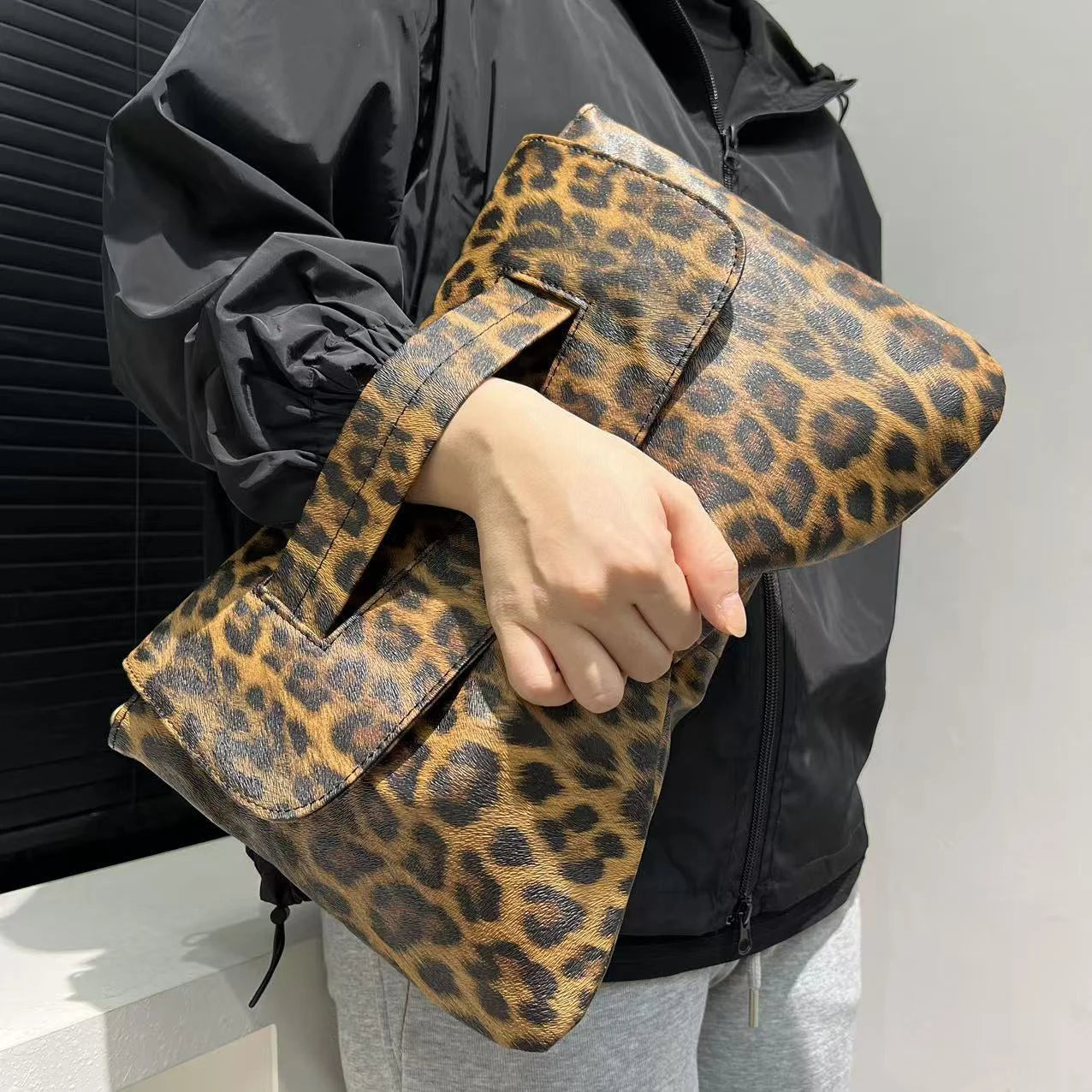 2025 new women's leopard print handbag, large capacity handbag, evening bag, envelope bag, full print creative shoulder bag