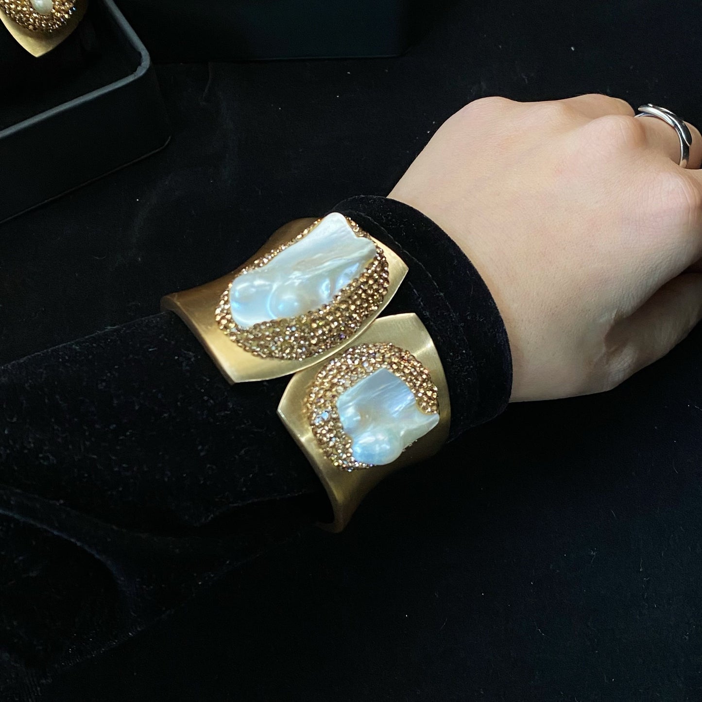 1pc Luxury Baroque Freshwater Pearls & Jack Bracelet - 18K Gold Plated Plated Copper Cuff, Elegant Jewelry for Women, Birthday/Anniversary Gift for Her - Glamorous Luxury Bracelet with Freshwater Pearls Accents, Freshwater Pe