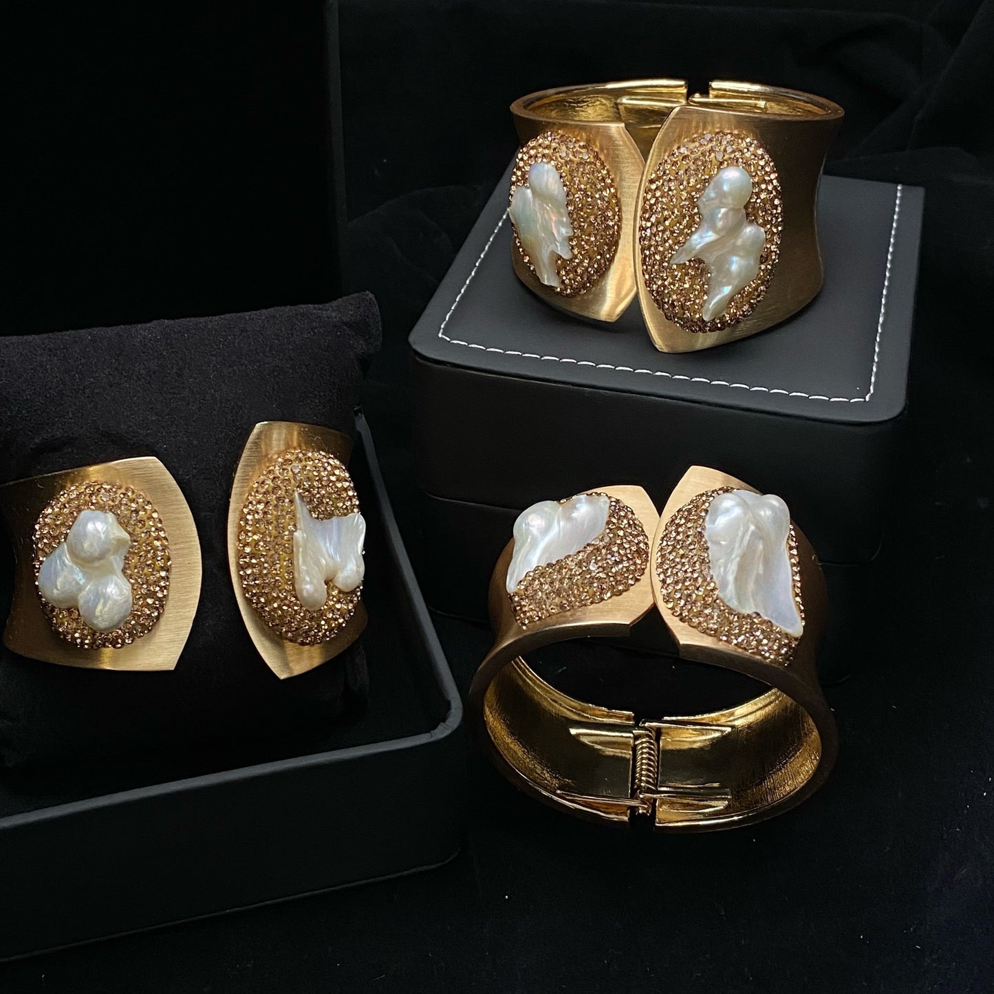 1pc Luxury Baroque Freshwater Pearls & Jack Bracelet - 18K Gold Plated Plated Copper Cuff, Elegant Jewelry for Women, Birthday/Anniversary Gift for Her - Glamorous Luxury Bracelet with Freshwater Pearls Accents, Freshwater Pe