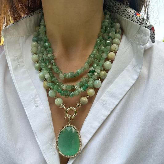 A Retro-Style Necklace Featuring Multiple Strands of Natural Stone Beads, Adorned with an Oval Pendant, Golden Spacer Rings, And Fine Chains, Showcasing a One-Of-A-Kind Irregular Design, Perfect As a Gift for Women.