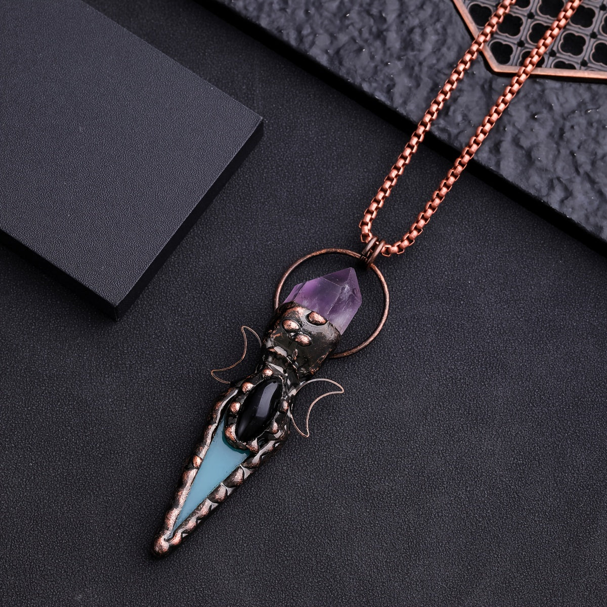 [Bohemian Copper Arrow Necklace] 1pc Bohemian Copper Arrow Double Moon Crystal & Green Agate Natural Stone Necklace - Antique Golden plated Crystal Pendant Jewelry for Men & Women, Spiritual Gift with Original Necklace Chain,