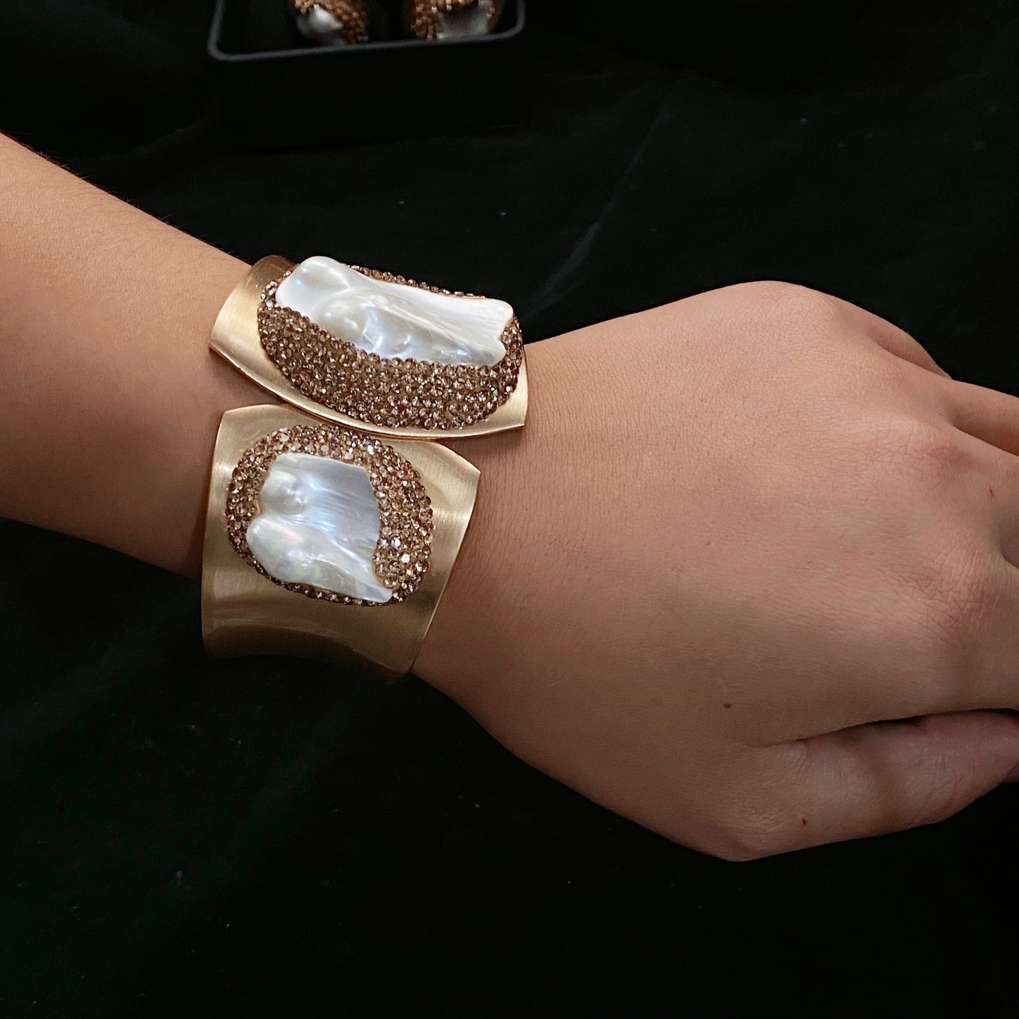 1pc Luxury Baroque Freshwater Pearls & Jack Bracelet - 18K Gold Plated Plated Copper Cuff, Elegant Jewelry for Women, Birthday/Anniversary Gift for Her - Glamorous Luxury Bracelet with Freshwater Pearls Accents, Freshwater Pe