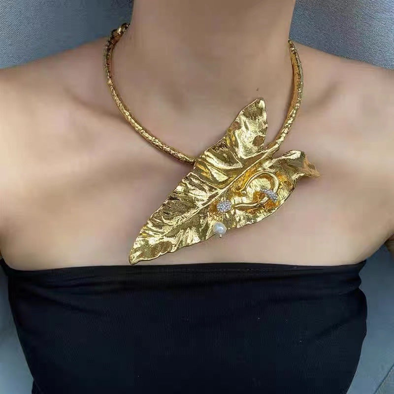 [Trendy Bohemian Necklace] Golden-Toned Adjustable Thick Metal Banana Leaf Flower Necklace | Avant-Garde  Jewelry for Women, Bold Statement Piece, High-Quality Durable Design, Bohemian & Punk Style, Party Accessories, Fashion