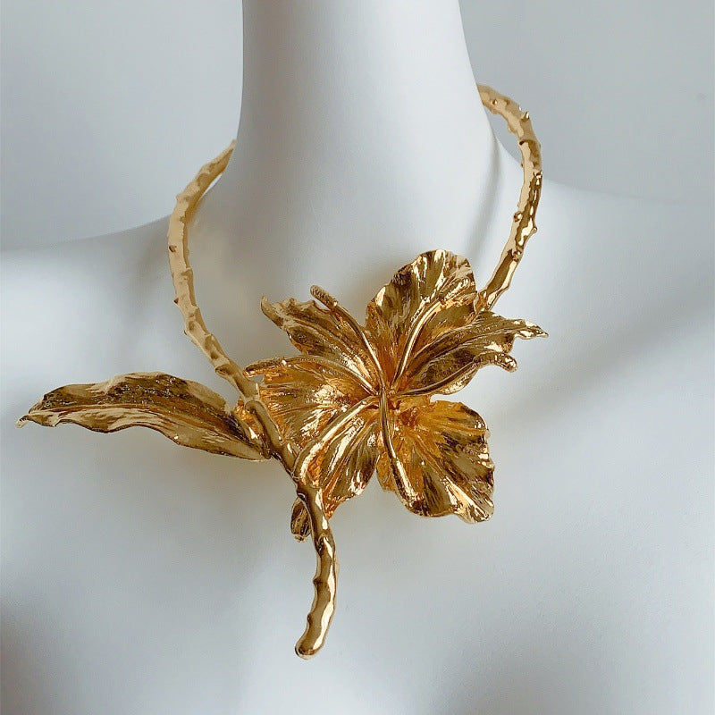 [Trendy Bohemian Necklace] Golden-Toned Adjustable Thick Metal Banana Leaf Flower Necklace | Avant-Garde  Jewelry for Women, Bold Statement Piece, High-Quality Durable Design, Bohemian & Punk Style, Party Accessories, Fashion