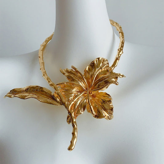 [Trendy Bohemian Necklace] Golden-Toned Adjustable Thick Metal Banana Leaf Flower Necklace | Avant-Garde  Jewelry for Women, Bold Statement Piece, High-Quality Durable Design, Bohemian & Punk Style, Party Accessories, Fashion