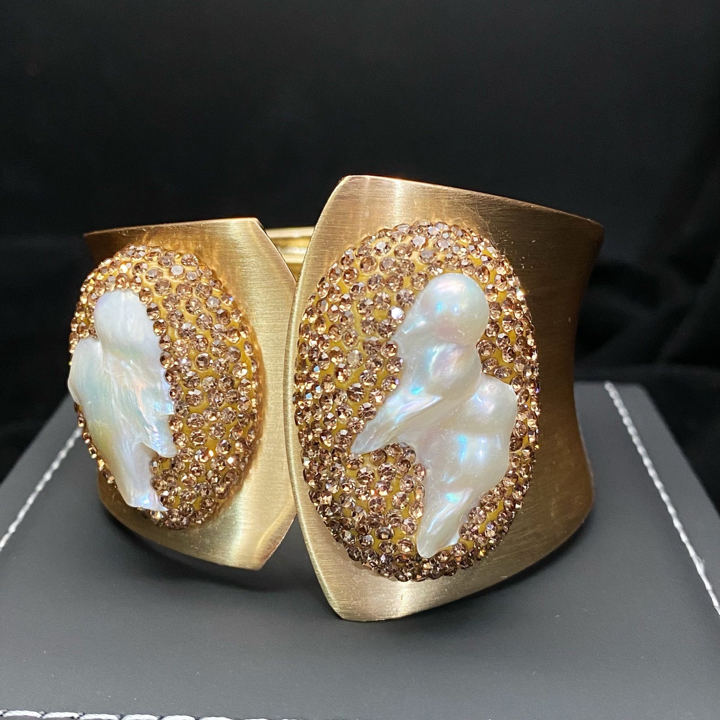 1pc Luxury Baroque Freshwater Pearls & Jack Bracelet - 18K Gold Plated Plated Copper Cuff, Elegant Jewelry for Women, Birthday/Anniversary Gift for Her - Glamorous Luxury Bracelet with Freshwater Pearls Accents, Freshwater Pe