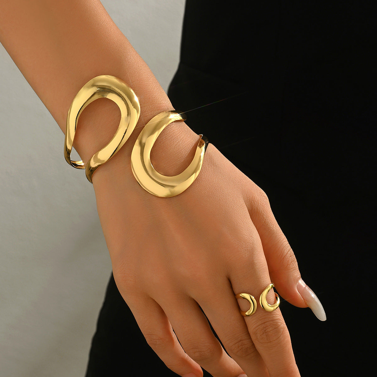 2pcs Jewelry Set, Unique Hollow-Out& Smooth Alloy Metal Texture Design, Bracelet& Ring Set, Versatile Open Hand Accessories, Perfect Gifts for Stylish and Comfortable to Wear.