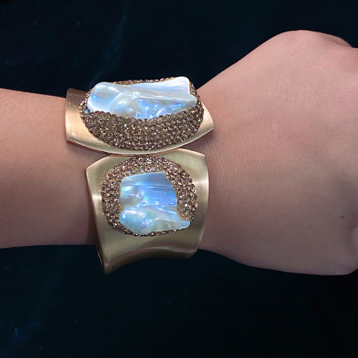 1pc Luxury Baroque Freshwater Pearls & Jack Bracelet - 18K Gold Plated Plated Copper Cuff, Elegant Jewelry for Women, Birthday/Anniversary Gift for Her - Glamorous Luxury Bracelet with Freshwater Pearls Accents, Freshwater Pe