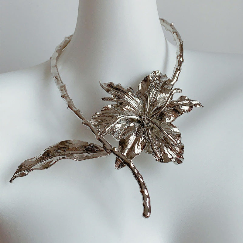 [Trendy Bohemian Necklace] Golden-Toned Adjustable Thick Metal Banana Leaf Flower Necklace | Avant-Garde  Jewelry for Women, Bold Statement Piece, High-Quality Durable Design, Bohemian & Punk Style, Party Accessories, Fashion