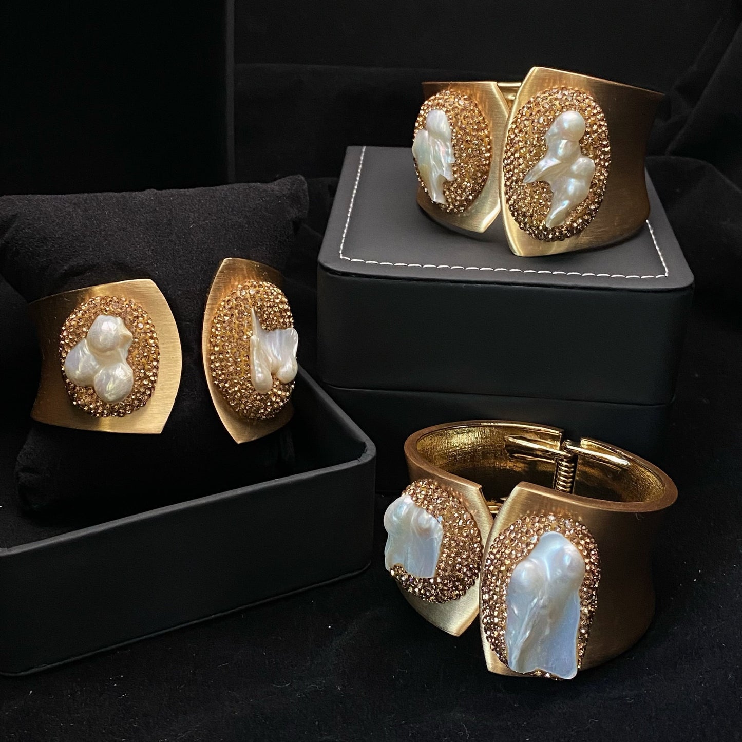 1pc Luxury Baroque Freshwater Pearls & Jack Bracelet - 18K Gold Plated Plated Copper Cuff, Elegant Jewelry for Women, Birthday/Anniversary Gift for Her - Glamorous Luxury Bracelet with Freshwater Pearls Accents, Freshwater Pe