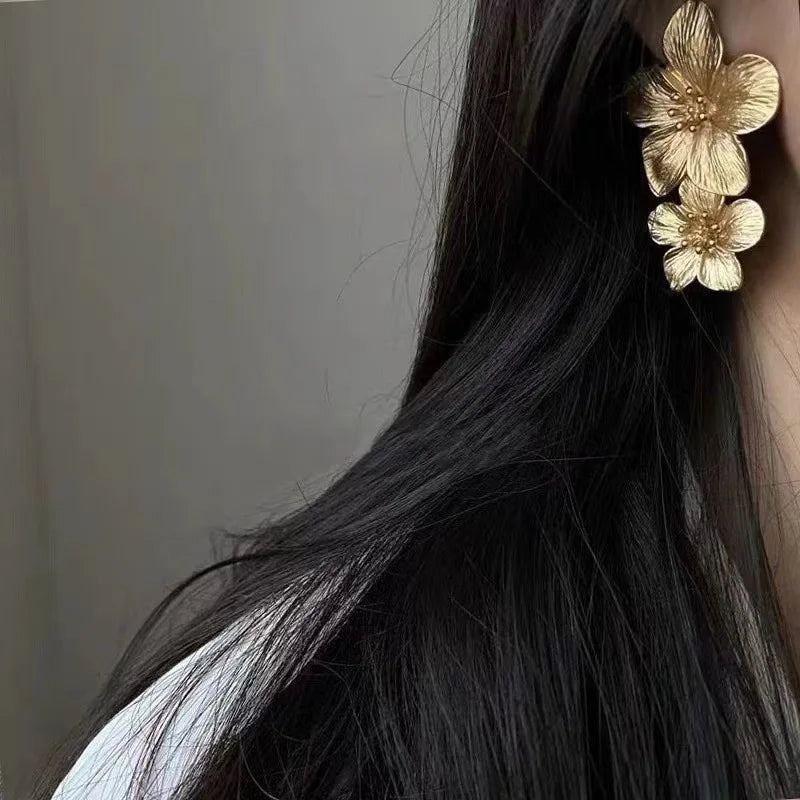 Vintage Metal Flower Stud Earrings for Women Premium Exaggerated Golden Fashion Jewelry Accessories Gifts