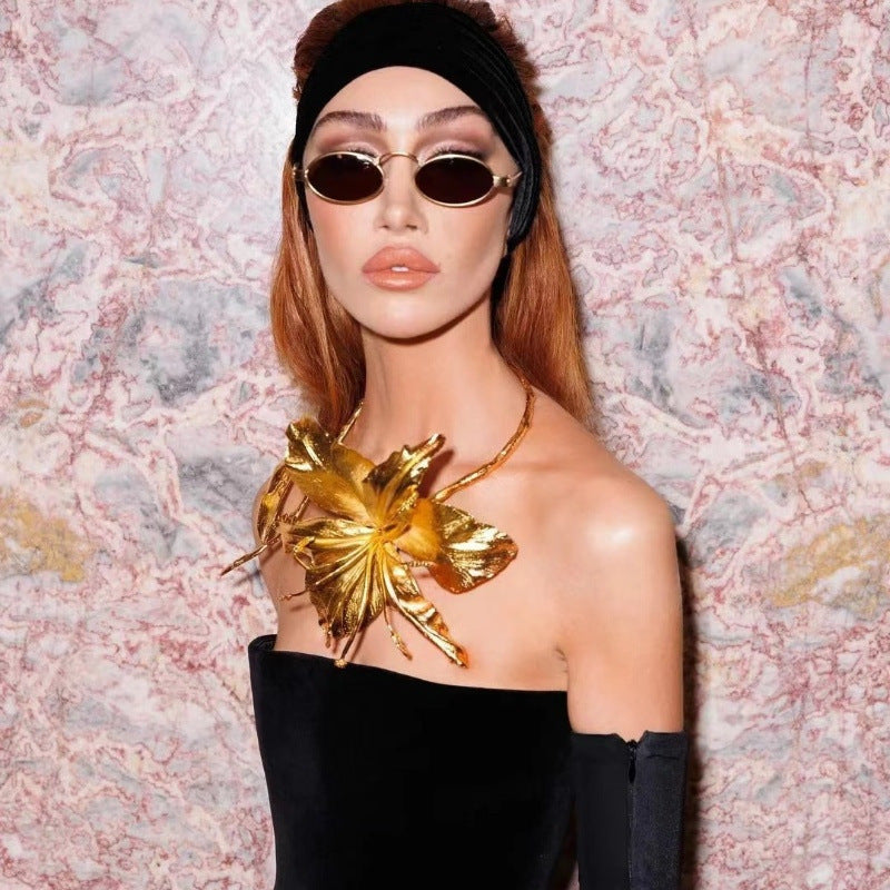 [Trendy Bohemian Necklace] Golden-Toned Adjustable Thick Metal Banana Leaf Flower Necklace | Avant-Garde  Jewelry for Women, Bold Statement Piece, High-Quality Durable Design, Bohemian & Punk Style, Party Accessories, Fashion