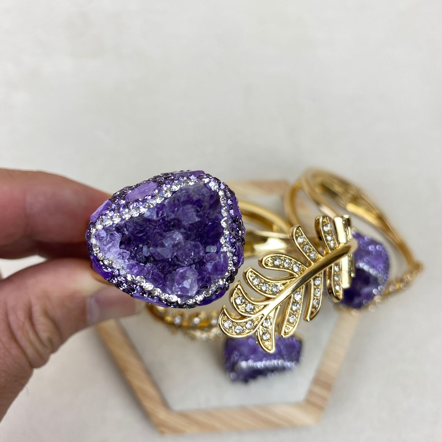 Elegant Golden-Tone Amethyst Leaf Inlay Bracelet - Bohemian Style, Perfect for Gifting, All-Season Versatile Jewelry, Gift Bracelet|Bohemian Style Bracelet|Intricate Leaf Design, Amethyst Jewelry