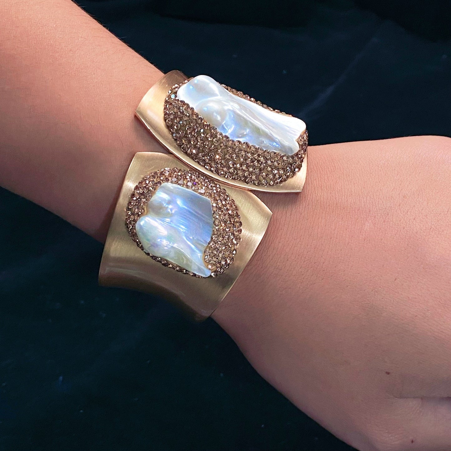1pc Luxury Baroque Freshwater Pearls & Jack Bracelet - 18K Gold Plated Plated Copper Cuff, Elegant Jewelry for Women, Birthday/Anniversary Gift for Her - Glamorous Luxury Bracelet with Freshwater Pearls Accents, Freshwater Pe